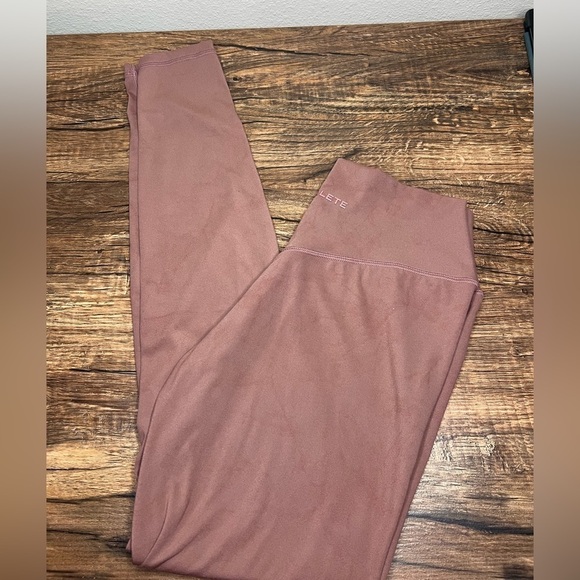 Alphalete Pants - Alphalete Amplify Leggings – Washed Rose / Mineral Wash 💖
Medium | High Rise